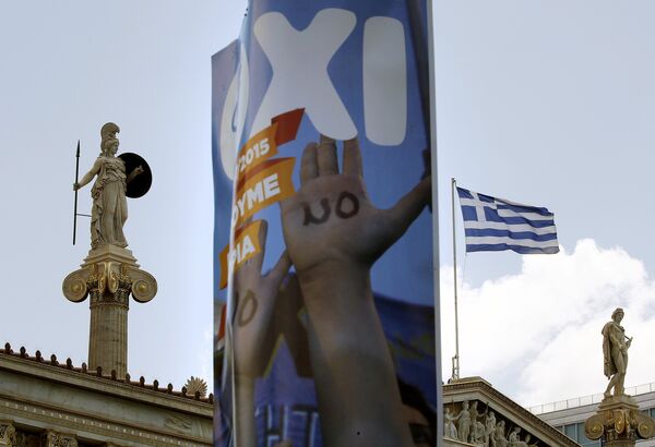 Агитационный плакат на фоне греческой статуи богини Афины - Sputnik Беларусь