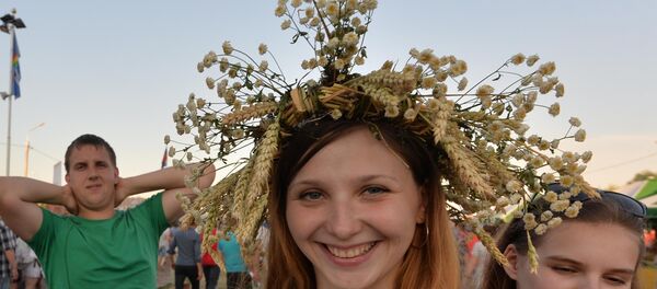 Некоторым не нужно было ждать ночи, чтобы с помощью венка погадать на суженного - Sputnik Беларусь