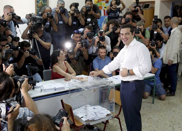 Премьер-министр Греции Алексис Ципрас голосует на референдуме 5 июля 2015 года - Sputnik Беларусь