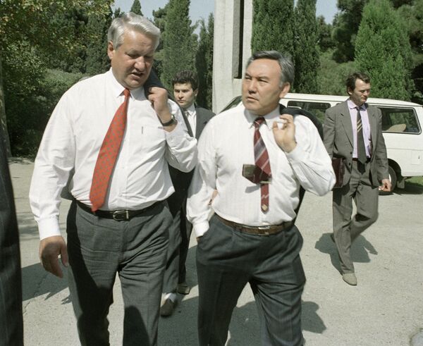 Президент РФ Борис Ельцин и президент Казахстана Нурсултан Назарбаев во время совместной поездки по Закавказью. - Sputnik Беларусь