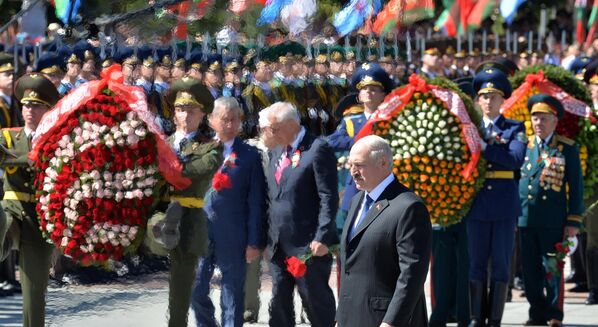 Александр Лукашенко возложил венок к монументу Победы в Минске - Sputnik Беларусь