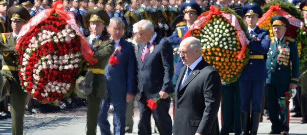 Аляксандр Лукашэнка ўсклаў вянок да манумента Перамогі ў Мінску, архіўнае фота Аляксандр Лукашэнка ўсклаў вянок да манумента Перамогі ў Мінску, архіўнае фота - Sputnik Беларусь