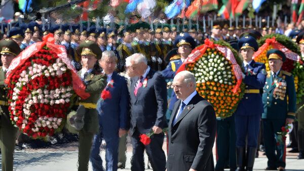 Александр Лукашенко возложил венок к монументу Победы в Минске, архивное фото - Sputnik Беларусь