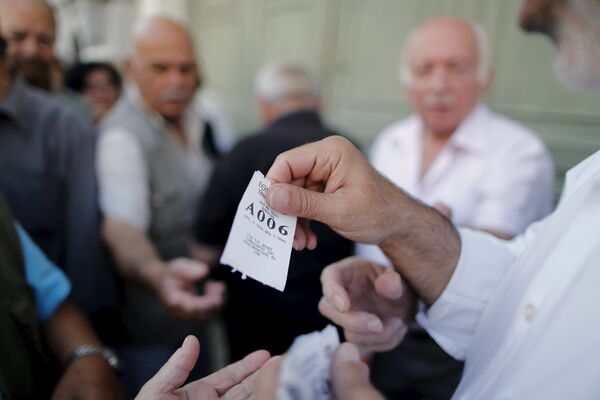 Пенсионеры стоят в очереди, чтобы получить пенсию в одном из филиалов Национального банка в Афинах - Sputnik Беларусь