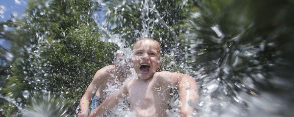 Мужчина и мальчик купаются в озере Свитязь в жаркий день Мужчина и мальчик купаются в озере Свитязь в жаркий день - Sputnik Беларусь