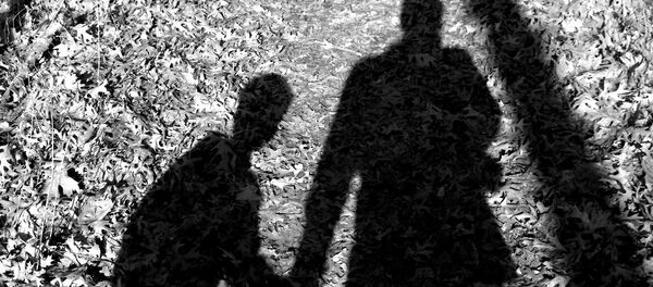 Тени взрослого человека и ребенка - Sputnik Беларусь