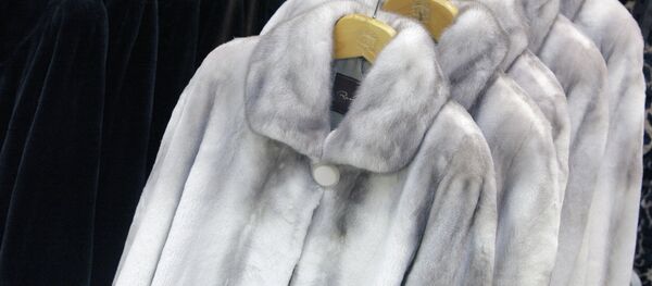 Шубы в магазине - Sputnik Беларусь