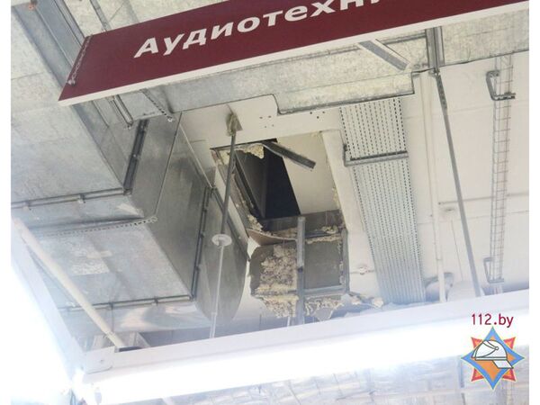 Потолок, сквозь который провалился строитель - Sputnik Беларусь