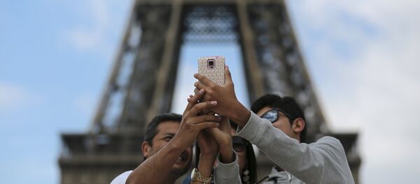 Туристы делают селфи перед Эйфелевой башней в Париже - Sputnik Беларусь