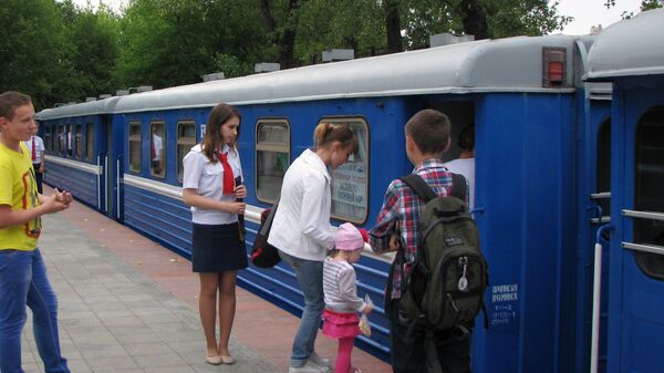 Пассажиры на станции Заслоново садятся в поезд Детской железной дороги - Sputnik Беларусь