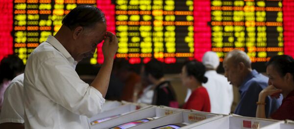 Инвесторы смотрят на экранах компьютеров, показывающих биржевую информацию в брокерской фирме в Шанхае - Sputnik Беларусь