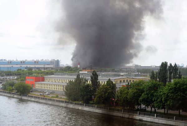 Пожар на складе с шинами на территории бывшего завода имени Лихачёва в Москве - Sputnik Беларусь