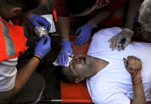 Несмотря на то, что праздник Сан-Фермин довольно опасен для жизни и здоровья, туристы все равно миллионами приезжают в Памплону - Sputnik Беларусь