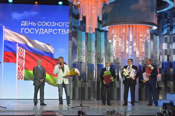 Леонид Агутин выступает на концерте, посвященном Дню Союзного государства на XXIV Международном фестивале искусств Славянский базар в Витебске - Sputnik Беларусь