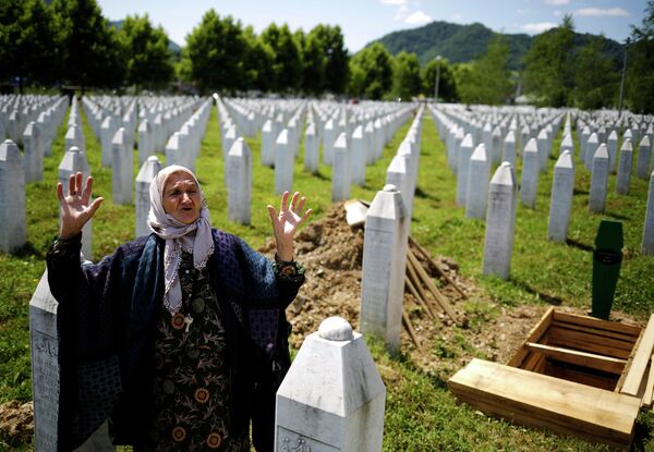 Пожилая женщина возле мемориала, посвященному жертвам расправы под Сребреницей Пожилая женщина возле мемориала, посвященному жертвам расправы под Сребреницей - Sputnik Беларусь
