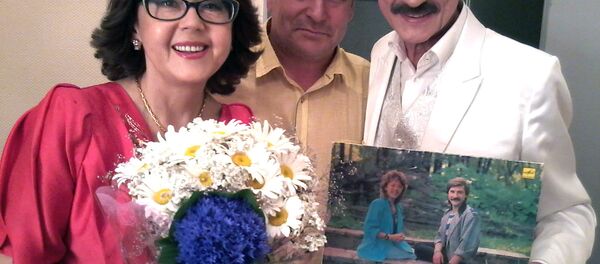 Александр Тиханович и Ядвига Поплавская с поклонником их творчества на Славянском базаре - Sputnik Беларусь