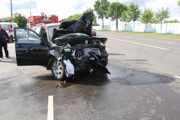 Автомобиль Geely сначала врезался в попутный грузовик, затем в Audi, водитель которой погиб на месте - Sputnik Беларусь