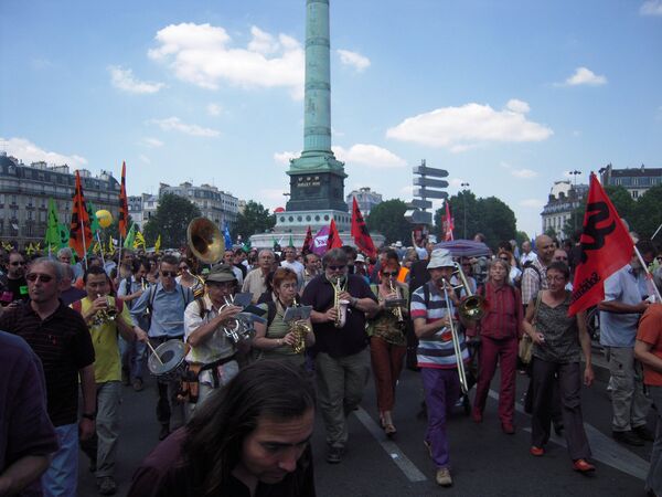 Демонстранты на площади Бастилии в Париже - Sputnik Беларусь