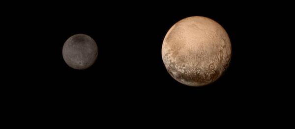 Плутон и одна из его лун Харон - Sputnik Беларусь