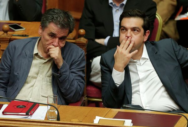 Министр финансов Греции Эвклид Цакалотос и премьер-министр Греции Алексис Ципрас (слева направо ) - Sputnik Беларусь