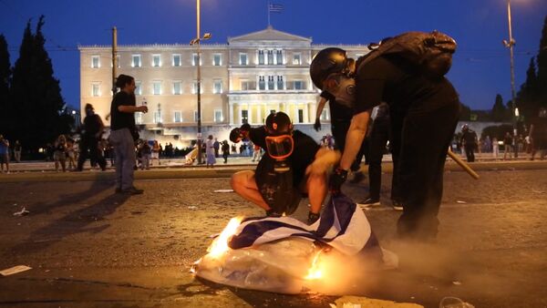 СПУТНИК_Протестующие забросали полицию коктейлями Молотова на митинге в Афинах - Sputnik Беларусь