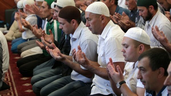 Мусульмане совершают праздничный намаз во время праздника Ураза-байрам - Sputnik Беларусь