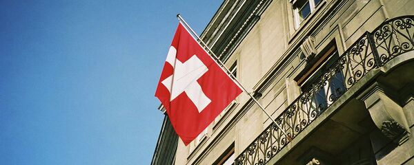 Флаг Швейцарии на здании - Sputnik Беларусь
