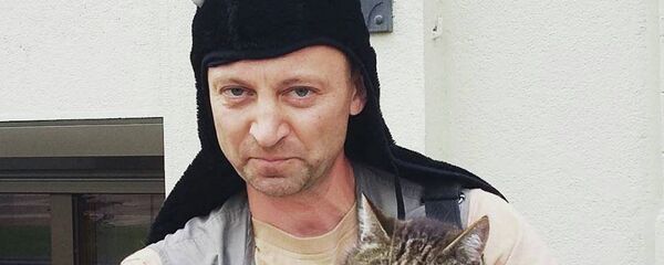 Василий Семашко и кот Барсик у входа в ЦИК - Sputnik Беларусь