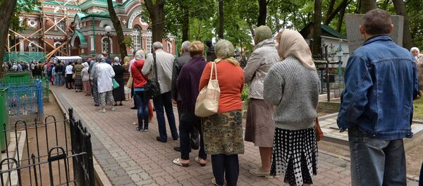 Минчане выстроились в очередь в столичный храм святого благоверного князя Александра Невского, чтобы поклониться святыне - Sputnik Беларусь
