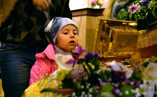Ребенок у ковчега с Частицей Ризы Господа Иисуса Христа - Sputnik Беларусь