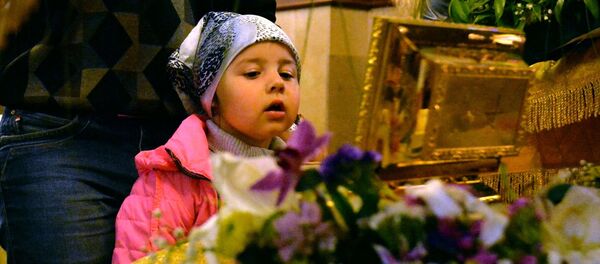Ребенок у ковчега с Частицей Ризы Господа Иисуса Христа Ребенок у ковчега с Частицей Ризы Господа Иисуса Христа - Sputnik Беларусь