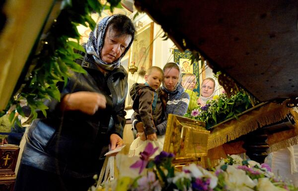 Верующие поклоняются ковчегу с частицей Ризы Господа Иисуса Христа - Sputnik Беларусь