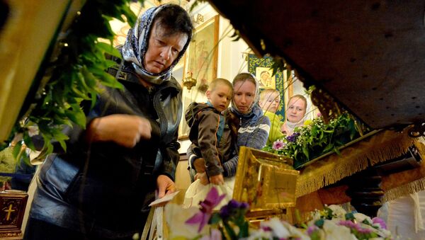 Верующие поклоняются ковчегу с частицей Ризы Господа Иисуса Христа - Sputnik Беларусь