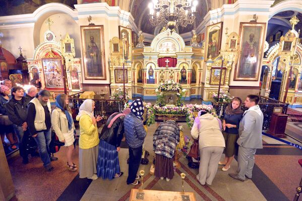 Верующие стоят в очереди в Александро-Невский храм, чтобы поклониться святыням из Введенского Толгского женского монастыря города Ярославля - Sputnik Беларусь