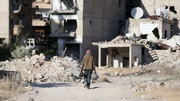 Житель сирийского города Жобара среди развалин - Sputnik Беларусь