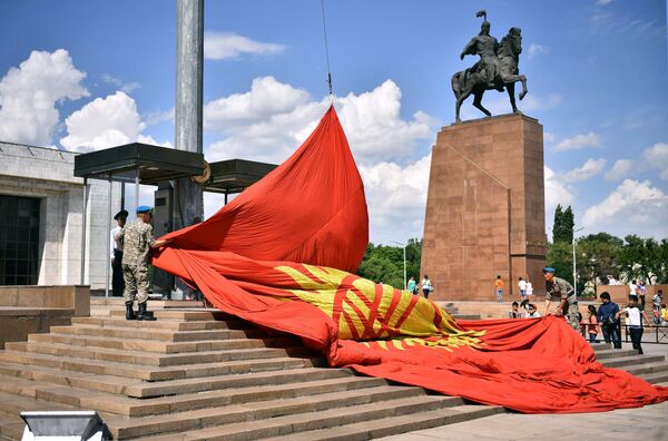 Замена государственного флага на площади Ала-Тоо в Бишкеке - Sputnik Беларусь