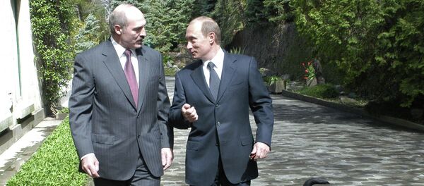 Президенты России и Беларуси Владимир Путин и Александр Лукашенко во время встречи (справа налево) - Sputnik Беларусь