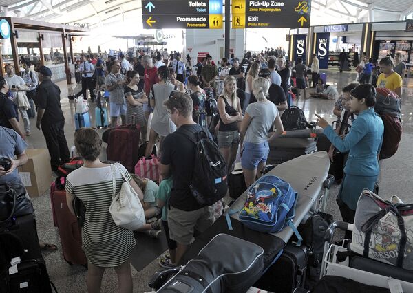 Пассажиры в аэропорту Нгурах-Рай Пассажиры в аэропорту Нгурах-Рай - Sputnik Беларусь