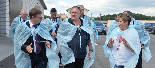 Жерар Депардье в СПК Азерицкий-Агро - Sputnik Беларусь