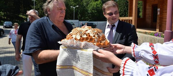 Жерар Депардье посещает агрогородок под Минском - Sputnik Беларусь