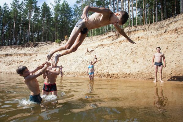 Дети купаются в реке - Sputnik Беларусь