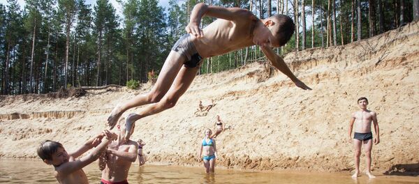 Дети купаются в реке - Sputnik Беларусь