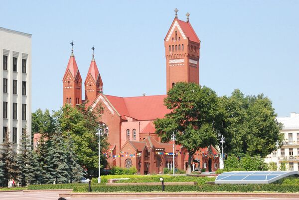 Костел Святых Симеона и Елены (Красный костел) в Минске Костел Святых Симеона и Елены (Красный костел) в Минске - Sputnik Беларусь