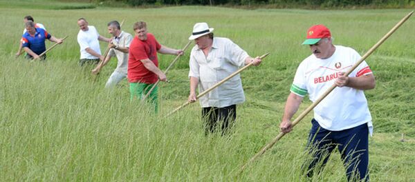 Александр Лукашенко и Жерар Депардье в резиденции Озерный - Sputnik Беларусь