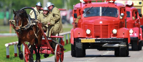 Конная повозка и автоцистерна ПМЗ-9 на ретро-показе пожарной техники - Sputnik Беларусь