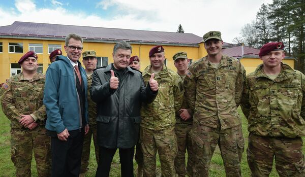 Американские военные инструкторы прибыли с президентом Украины Петром Порошенко - Sputnik Беларусь