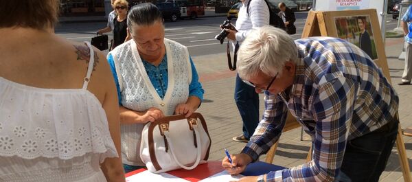 Пикеты по сбору подписей за выдвижение кандидатов появились в Минске - Sputnik Беларусь