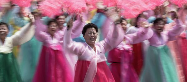 Жыхары Пхеньяна падчас дэманстрацыі - Sputnik Беларусь