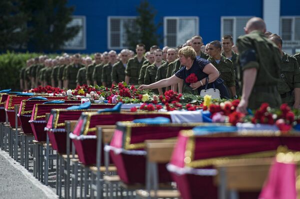 Прощание с военными, погибшими при обрушении казармы 242 учебного центра ВДВ в Омской области - Sputnik Беларусь