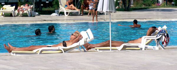 Туристы у бассейна в Турции Туристы у бассейна в Турции - Sputnik Беларусь